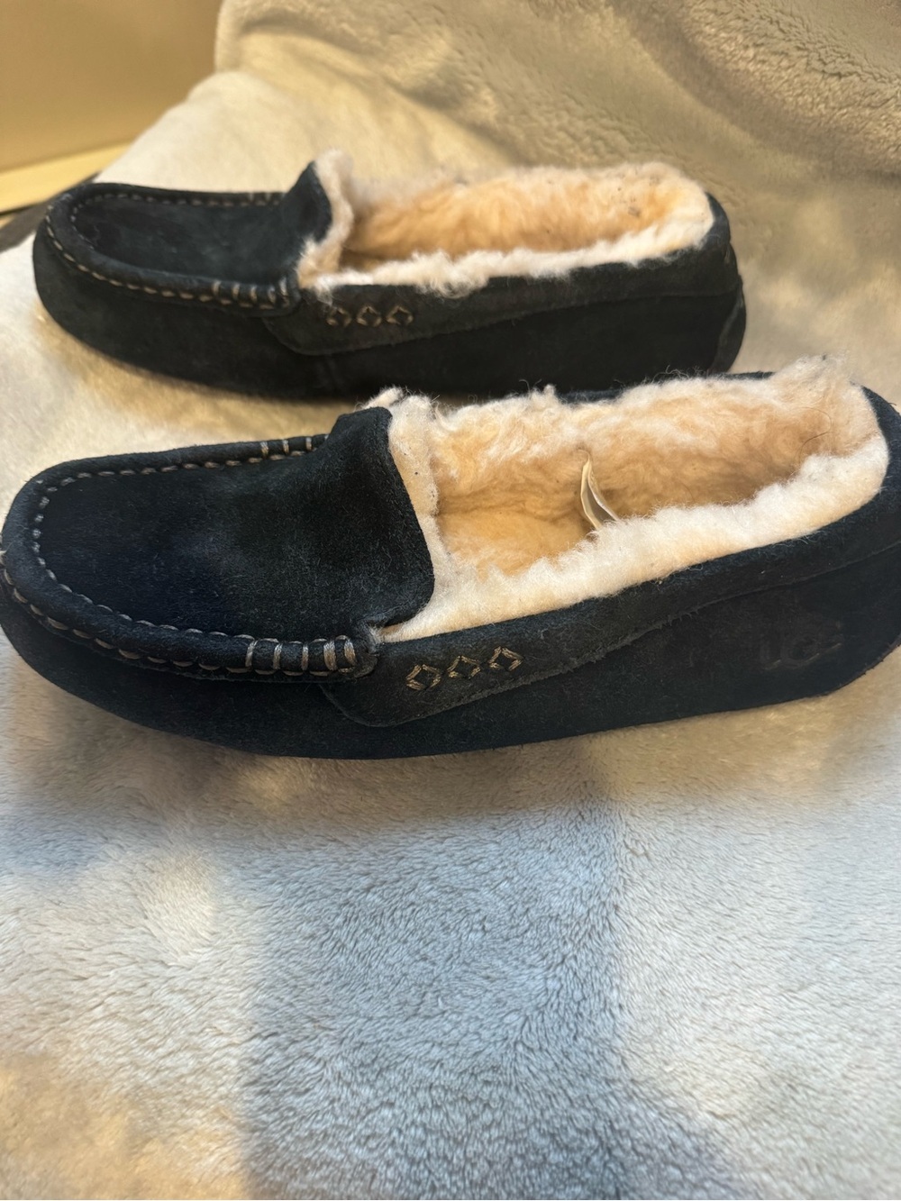 UGG Ansley Navy Blue Suede Moccasin Slippers with Cream Shearling Trim Size 7 - Picture 4 of 8